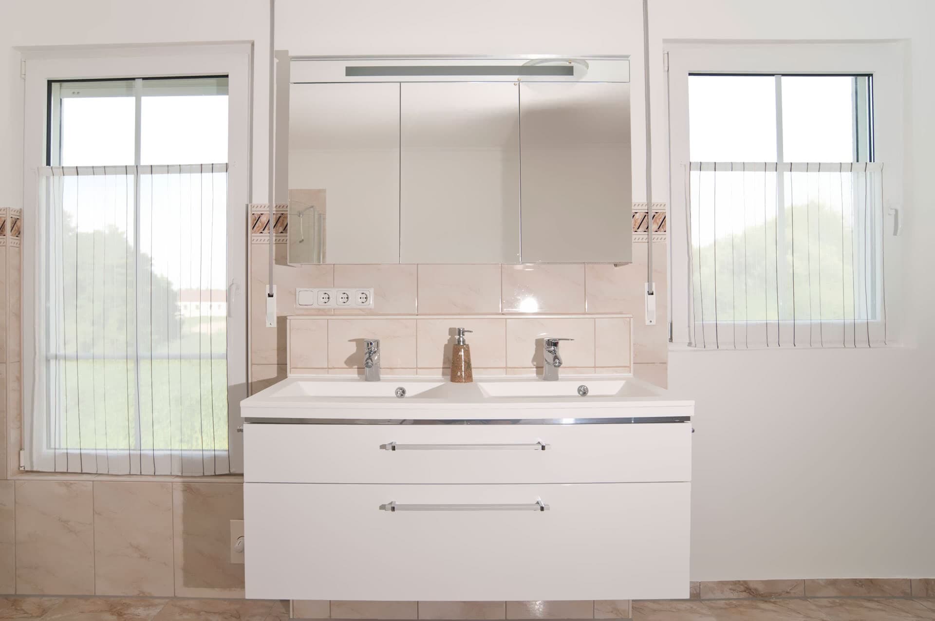 Mueble de baño blanco suspendido instalado sin obra en Noia