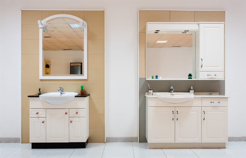 Muebles de baño blancos con lavabo y columna fabricados a medida en Noia