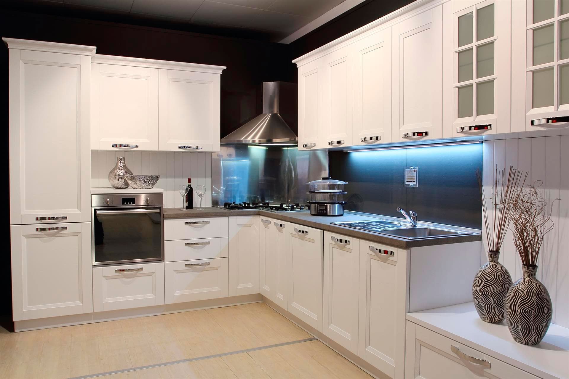 Cocina a medida con península y encimera de granito montada en Noia