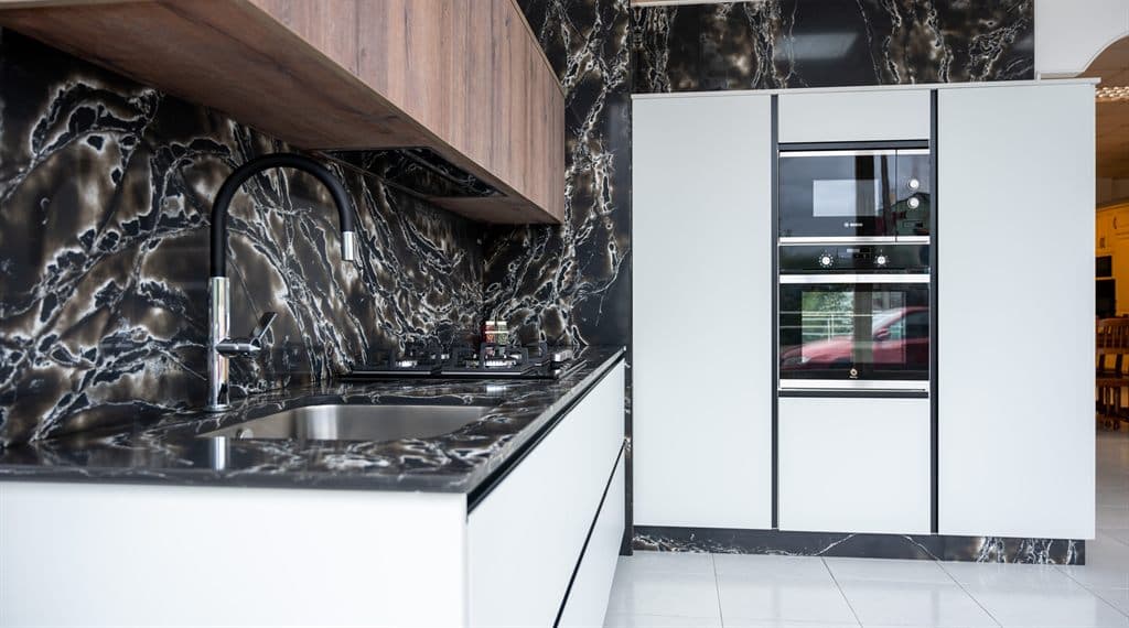 Columna de horno y microondas en una cocina a medida de Noia