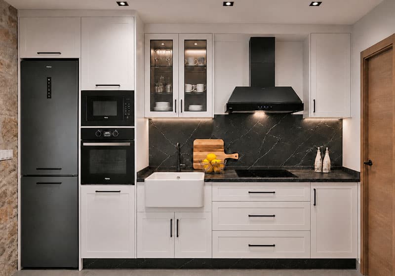 Cocina de estilo contemporáneo que mezcla blanco, madera y mármol en Noia