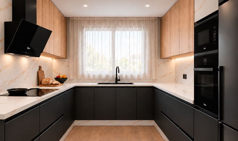Cocina de estilo moderno con frentes blancos y mármol oscuro en Noia