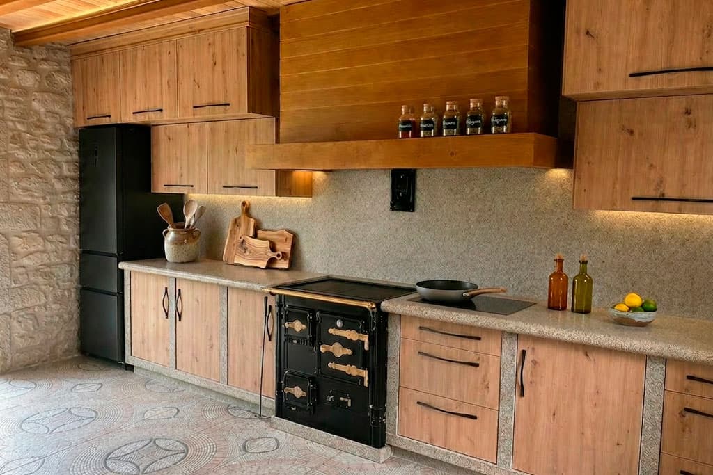 Cocina de estilo rústico con muebles de madera vista en Noia