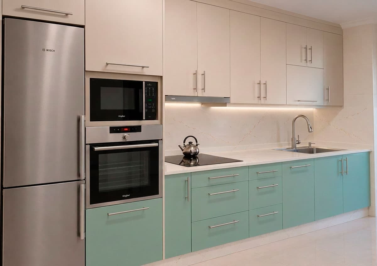 Cocina a medida fabricada por Muebles Ricoy en Noia