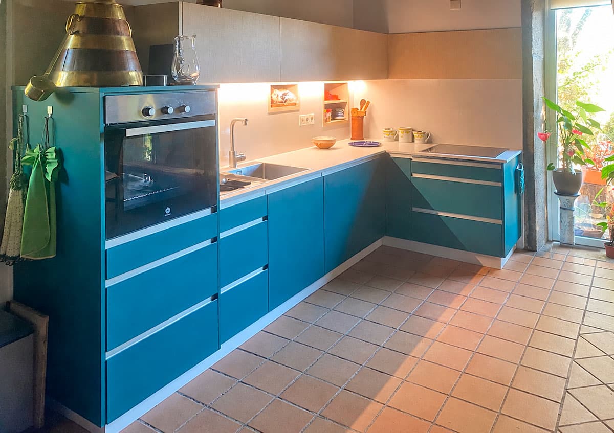 Cocina a medida fabricada por Muebles Ricoy en Noia