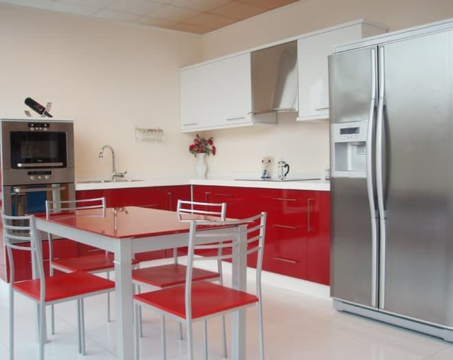 Cocina a medida fabricada por Muebles Ricoy en Noia