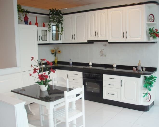 Cocina a medida fabricada por Muebles Ricoy en Noia