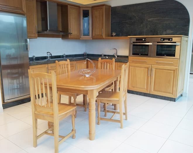 Cocina a medida fabricada por Muebles Ricoy en Noia