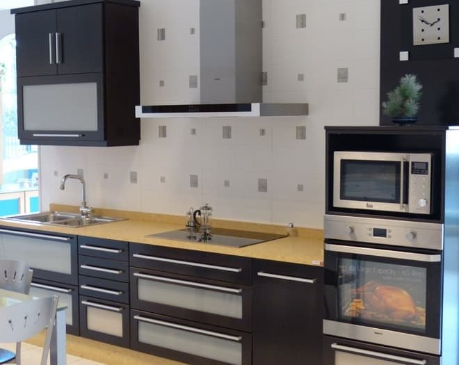 Cocina a medida fabricada por Muebles Ricoy en Noia