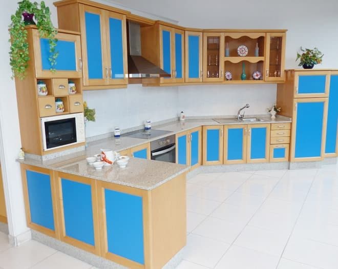 Cocina a medida fabricada por Muebles Ricoy en Noia