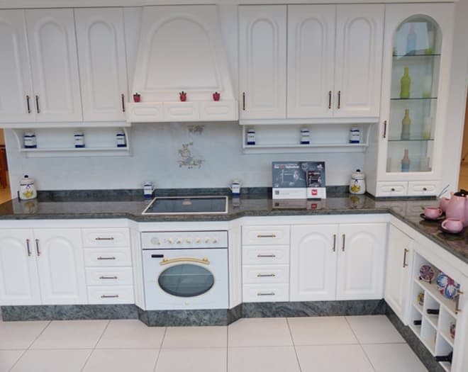 Cocina a medida fabricada por Muebles Ricoy en Noia