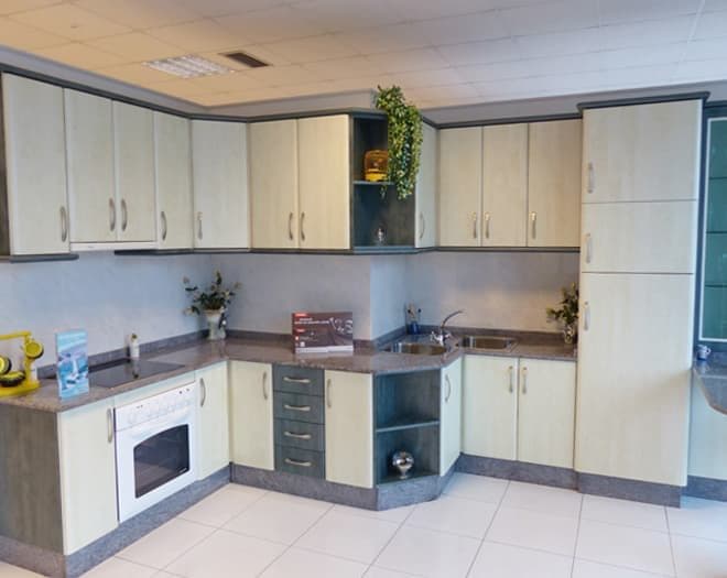 Cocina a medida fabricada por Muebles Ricoy en Noia