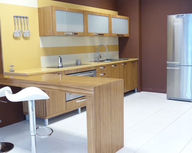 Cocina a medida fabricada por Muebles Ricoy en Noia