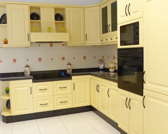 Cocina a medida fabricada por Muebles Ricoy en Noia
