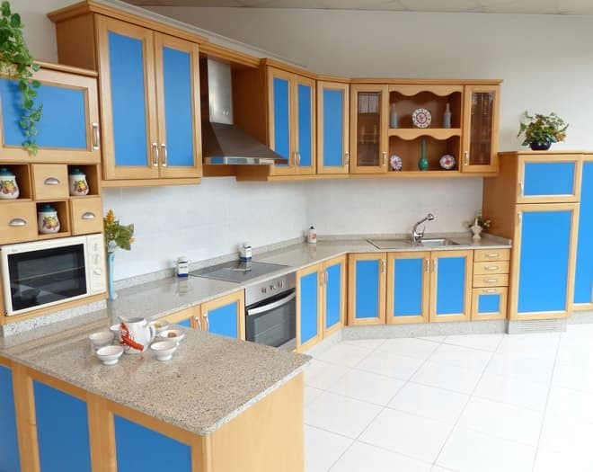 Cocina a medida fabricada por Muebles Ricoy en Noia