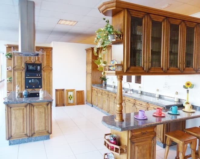 Cocina a medida fabricada por Muebles Ricoy en Noia