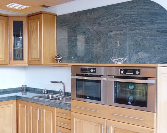 Cocina a medida fabricada por Muebles Ricoy en Noia