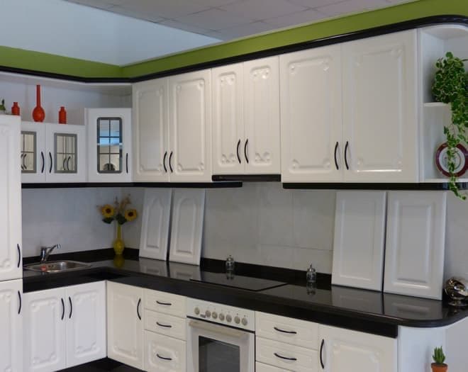 Cocina a medida fabricada por Muebles Ricoy en Noia