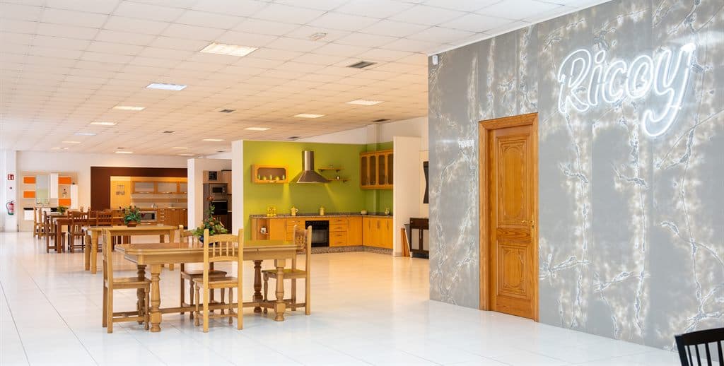 Exposición de muebles de más de 700 m² de Ricoy en Noia