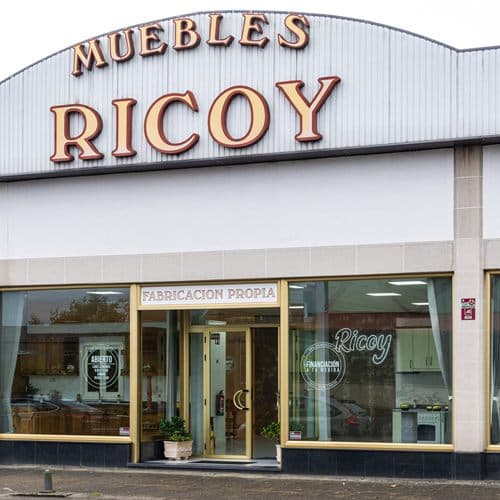 Fachada de la fábrica y exposición de Muebles Ricoy en Noia