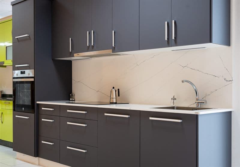 Cocina a medida en tonos grafito fabricada en Noia