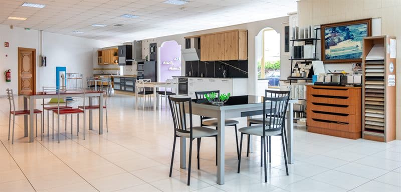 Mesas y sillas en la exposición de Muebles Ricoy en Noia