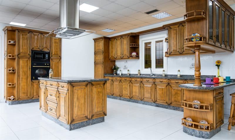 Módulos de madera maciza a medida en una cocina de Noia