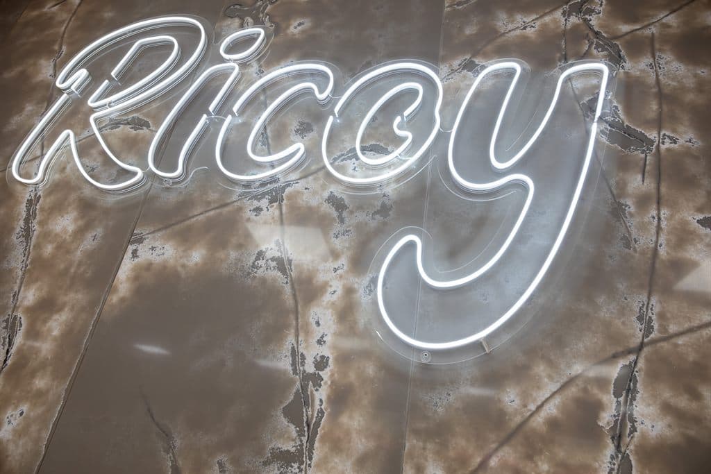 Rótulo luminoso de Ricoy en el taller de muebles a medida de Noia